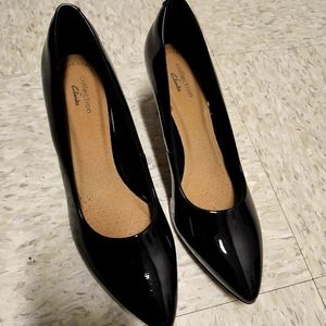 Clark's comfort black patent shoes